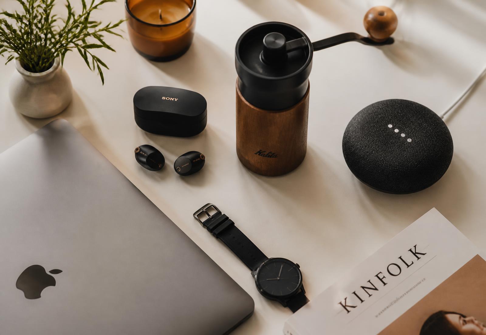 Flat lay of tech and home products tested by NiselMedia